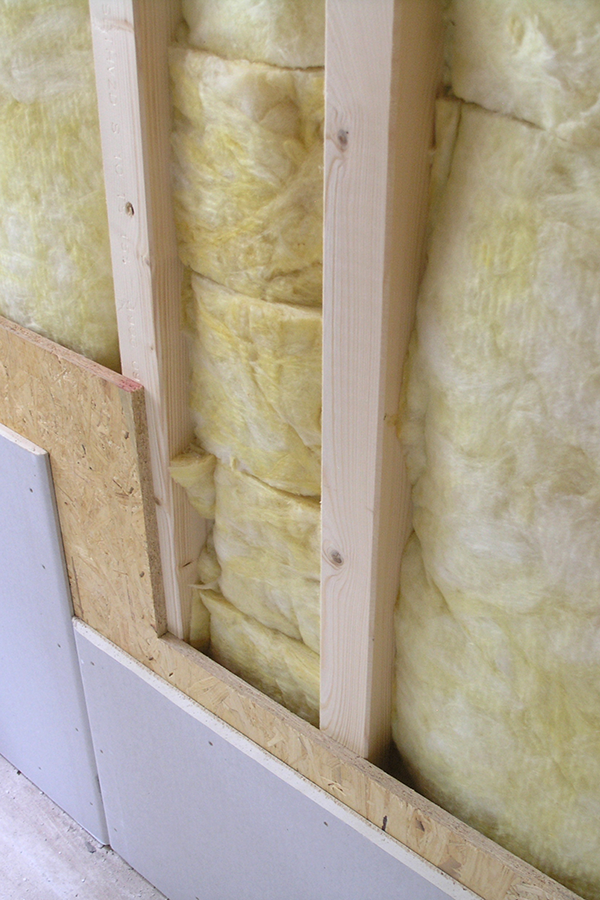 Innenwand im Aufbau mit Holzständerkonstruktion und eingelegter Dämmwolle.